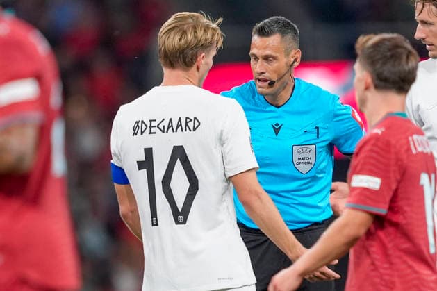 Soccer, Nations League Portugal vs. Norway, Nations League Porto, Portugal, October 4, 2026. Referee Maurizio Mariani speaks with Norway’s Martin Odegaard during the international soccer match between Portugal and Norway in the Nations League at Estádio do Dragão. Photo: Lise Aserud, NTB, Porto, Portugal. EDITORIAL USE ONLY. RESTRICTED USE FOR BETTING COMPANIESIES  Copyright: xLisexAserudxx xNTBx