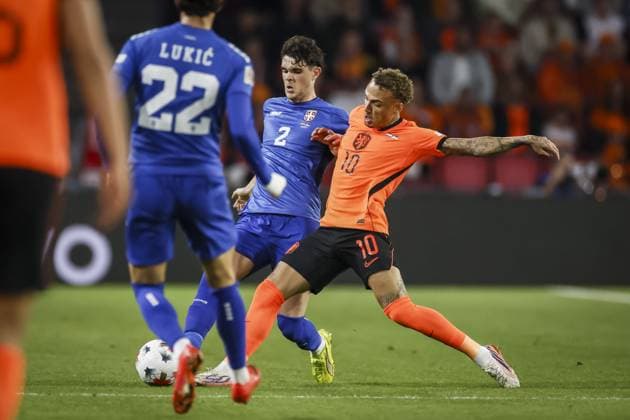 EINDHOVEN - (lr) Kosta Nedeljkovic of Serbia and Noa Lang of the Netherlands during the UEFA Nations League match between the Netherlands and Serbia at the Philips Stadium on October 4, 2026 in Eindhoven, the Netherlands. KOEN VAN WEEL ANP xVIxANPxSportx xxANPxIVx 571517863 originalFilename: 571517863