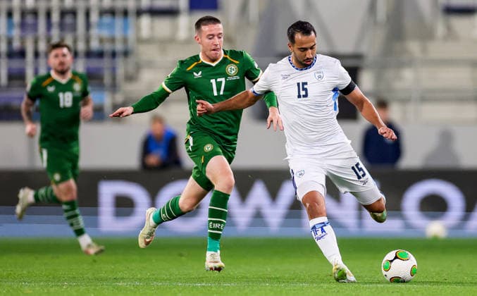 UEFA Nations League Group Stage, TSC Arena, BaÄka Topola, Serbia 4 10 2026 Republic of Ireland vs Israel Israel s Eliel Peretz is pressured by Ireland™s Jack Moylan Eliel Peretz is pressured by Jack Moylan 4 10 2026  Copyright: xx RB1_9562