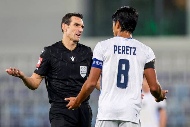 UEFA Nations League Group Stage, TSC Arena, BaÄka Topola, Serbia 4 10 2026 Republic of Ireland vs Israel Referee Juan Martinez Munuera speaks with Israel s Dor Peretz during the match Juan Martinez Munuera speaks with Dor Peretz during the match 4 10 2026  Copyright: xx RB1_9817