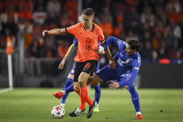 EINDHOVEN - (lr) Joey Veerman of the Netherlands and Saša Lukic of Serbia during the UEFA Nations League match between the Netherlands and Serbia at the Philips Stadium on October 4, 2026 in Eindhoven, the Netherlands. KOEN VAN WEEL ANP xVIxANPxSportx xxANPxIVx 571518378 originalFilename: 571518378