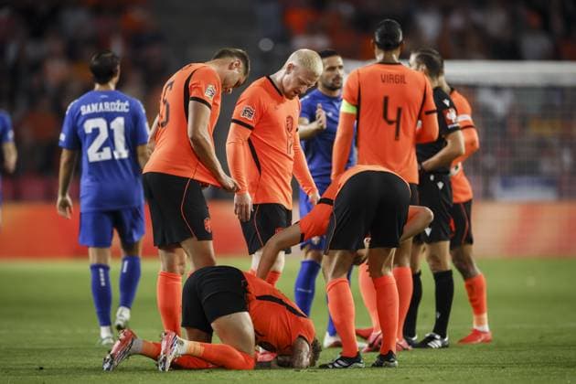 EINDHOVEN - (lr) Nathan AkÃ of the Netherlands, Noa Lang of the Netherlands injured on the ground, Mexx Meerdink of the Netherlands and Virgil van Dijk of the Netherlands during the UEFA Nations League match between the Netherlands and Serbia at the Philips Stadium on October 4, 2026 in Eindhoven, the Netherlands. KOEN VAN WEEL ANP xVIxANPxSportx xxANPxIVx 571518465 originalFilename: 571518465.jpg