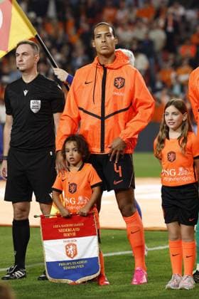 EINDHOVEN - Virgil van Dijk of the Netherlands enters the field with his daughter for the 100th international match, Länderspiel, Nationalmannschaft during the UEFA Nations League game between the Netherlands and Serbia at the Philips Stadium on October 4, 2026, in Eindhoven, the Netherlands. MAURICE VAN STEEN ANP UEFA Nations League 2026 27 xVIxANPxSportx xMauricexvanxSteenxIVx 571519179 originalFilename: 571519179.jpg