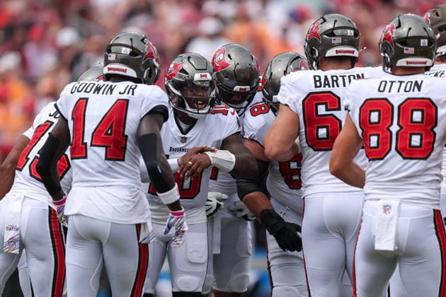 Oct 4, 2026; Tampa, FL, USA; Tampa Bay Buccaneers quarterback Jalon Daniels (10) calls a play in the huddle during the NFL, American Football Herren, USA game between the Green Bay Packers and Tampa Bay Buccaneers at Raymond James Stadium. Mandatory Credit: Taylor McFee-Cal Media Tampa USA - ZUMAc04_ 20261004_zma_c04_049 Copyright: xTaylorxMcfeex