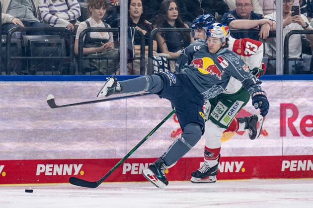 Battle for the Puck: Face-off between Luis Becker (EHC Red Bull Munich, 14) and Tim Wohlgemuth (Augsburger Panther, 33, GER), EHC Red Bull Munich vs. Augsburger Panther, DEL, 2026–2027 season, Matchday 6, October 4, 2026. Photo: HMB Media, Heike Feiner Copyright: HMBxMedia HeikexFeiner