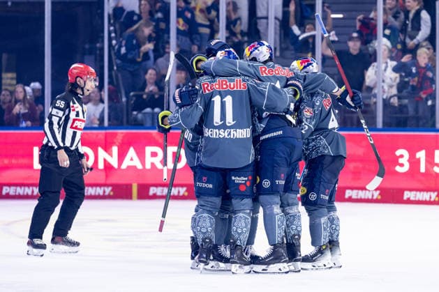 The Munich fans cheer with Trevor Carrick (EHC Red Bull Munich, No. 44) after his goal to make it 3–1 GER, EHC Red Bull Munich vs. Augsburger Panther, DEL, 2026–2027 season, Matchday 6, October 4, 2026. Photo: HMB Media, Heike Feiner Copyright: HMBxMedia HeikexFeiner