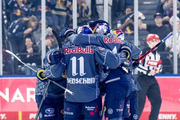 The Munich fans cheer with Trevor Carrick (EHC Red Bull Munich, No. 44) after his goal to make it 3–1 GER, EHC Red Bull Munich vs. Augsburger Panther, DEL, 2026–2027 season, Matchday 6, October 4, 2026. Photo: HMB Media, Heike Feiner Copyright: HMBxMedia HeikexFeiner