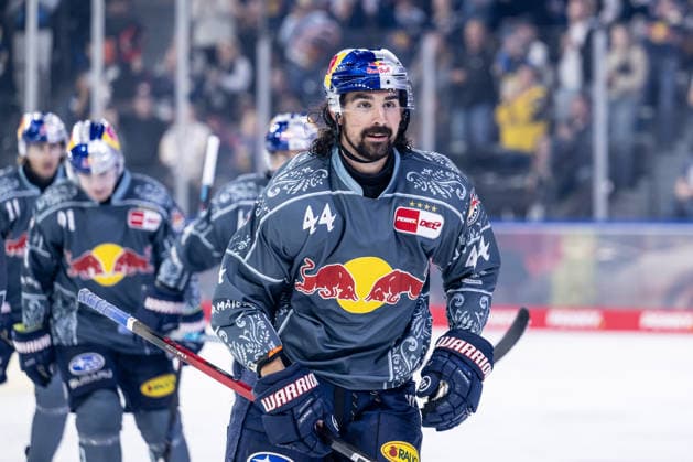 Trevor Carrick, EHC Red Bull Munich, age 44, returning to the bench after scoring the goal that made it 3–1 for GER, EHC Red Bull Munich vs. Augsburger Panther, DEL, 2026–2027 season, Matchday 6, October 4, 2026. Photo: HMB Media, Heike Feiner Copyright: HMBxMedia HeikexFeiner