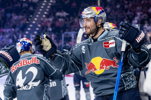 High-fiving on the bench with Tobias Rieder of EHC Red Bull Munich, 08, after the goal that made it 3–1 GER, EHC Red Bull Munich vs. Augsburger Panther, DEL, 2026–2027 season, Matchday 6, October 4, 2026. Photo: HMB Media, Heike Feiner Copyright: HMBxMedia HeikexFeiner