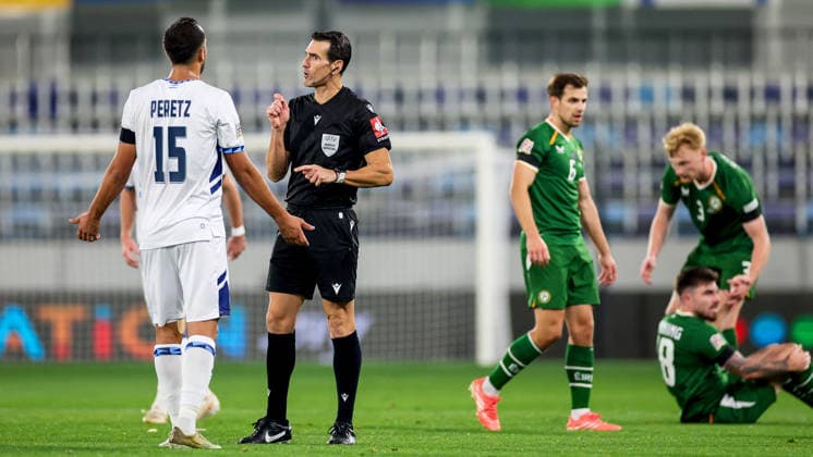 UEFA Nations League Group Stage, TSC Arena, BaÄka Topola, Serbia 4 10 2026 Republic of Ireland vs Israel Referee Juan Martinez Munuera speaks with Israel s Eliel Peretz after he committed a foul on Ireland™s Ryan Manning Juan Martinez Munuera speaks with Eliel Peretz after he committed a foul on Ryan Manning 4 10 2026  Copyright: xx RB1_9976