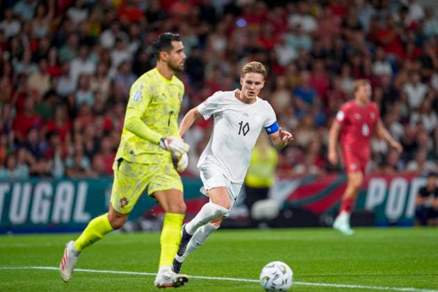 Soccer, Nations League Portugal vs. Norway, Nations League Porto, Portugal 20261004 Portugal’s Diogo Costa and Norway’s Martin Ødegaard during the international soccer match between Portugal and Norway in the Nations League at Estádio do Dragão. Photo: Lise Aserud, NTB, Porto, Portugal. EDITORIAL USE ONLY. RESTRICTED USE FOR BETTING COMPANIES  Copyright: xLisexAserudxx xNTBx
