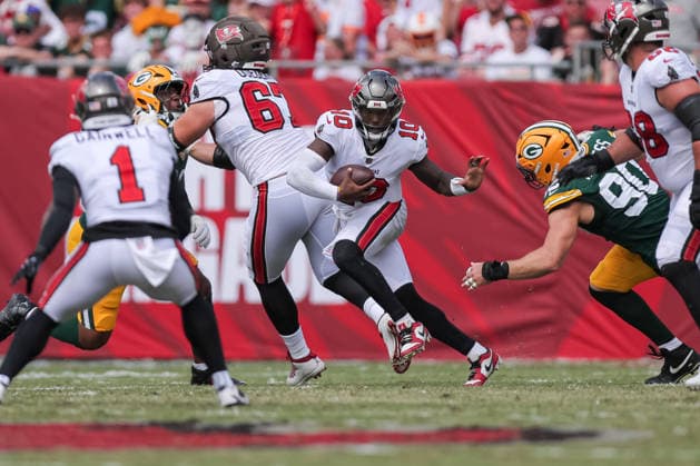 Oct 4, 2026; Tampa, FL, USA; Tampa Bay Buccaneers quarterback Jalon Daniels (10) runs the ball during the NFL, American Football Herren, USA game between the Green Bay Packers and Tampa Bay Buccaneers at Raymond James Stadium. Mandatory Credit: Taylor McFee-Cal Media Tampa USA - ZUMAc04_ 20261004_zma_c04_056 Copyright: xTaylorxMcfeex