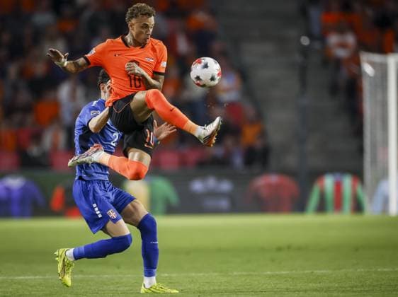 EINDHOVEN - (lr) Kosta Nedeljkovic of Serbia and Noa Lang of the Netherlands during the UEFA Nations League match between the Netherlands and Serbia at the Philips Stadium on October 4, 2026 in Eindhoven, the Netherlands. KOEN VAN WEEL ANP xVIxANPxSportx xxANPxIVx 571519556 originalFilename: 571519556.jpg