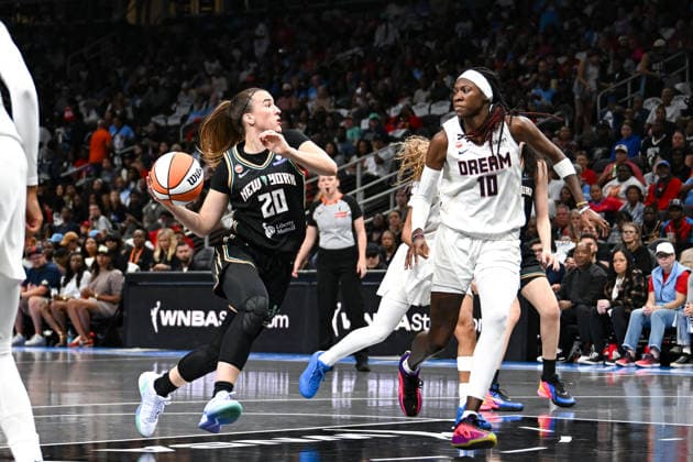 ATLANTA, GA - OCTOBER 04: New York guard Sabrina Ionescu (20) drives against Atlanta guard Rhyne Howard (10) during the WNBA, Basketball Damen, USA second round playoff game between the New York Liberty and the Atlanta Dream on October 4th, 2026 at State Farm Arena in Atlanta, GA. (Photo by Rich von Biberstein Icon Sportswire) WNBA: OCT 04 New York Liberty at Atlanta Dream EDITORIAL USE ONLY Icon261004010