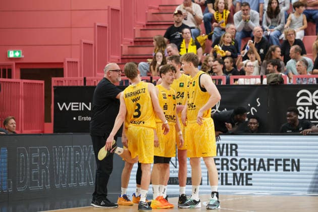 Felix Banobre Carballo, head coach of the Tigers Tübingen, gives instructions to the players, GER, Tigers Tübingen vs. Nuremberg Falcons, basketball, ProA, Matchday 3, 2026–2027 season, October 4, 2026, GER, Tigers Tübingen vs. Nuremberg Falcons, Basketball, ProA, Matchday 3, 2026–2027 season, October 4, 2026, Tigers Tübingen Copyright: xEibner-Pressefoto KirstenxJaegerx