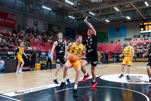 Creighton Bryan William Morisch, Tübingen Tigers, 24, under Daniel Helterhoff, Nuremberg Falcons, 13; on the left in the photo, Nicholas Welp, Nuremberg Falcons, 20; GER; Tübingen Tigers vs. Nuremberg Falcons, basketball, ProA, Matchday 3, 2026–2027 season, October 4, 2026, GER, Tigers Tübingen vs. Nuremberg Falcons, Basketball, ProA, Matchday 3, 2026–2027 season, October 4, 2026, Tigers Tübingen Copyright: xEibner-Pressefoto KirstenxJaegerx