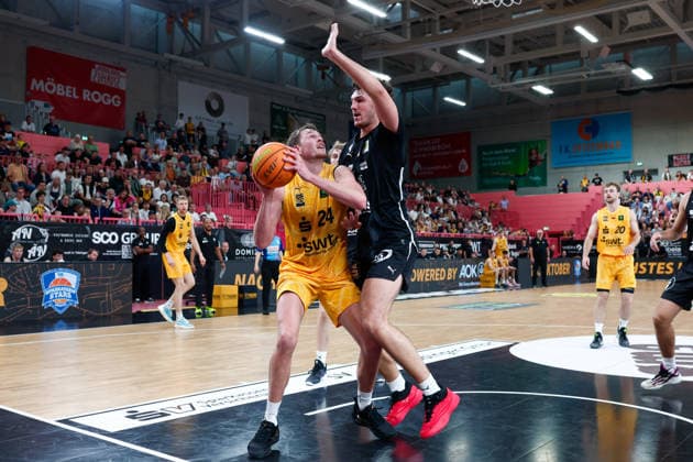 Creighton Bryan William Morisch, Tübingen Tigers, 24, under Daniel Helterhoff, Nuremberg Falcons, 13, GER, Tübingen Tigers vs. Nuremberg Falcons, Basketball, ProA, Matchday 3, 2026–2027 Season, Oct. 4, 2026, GER, Tigers Tübingen vs. Nuremberg Falcons, Basketball, ProA, Matchday 3, 2026–2027 season, Oct. 4, 2026, Tigers Tübingen Copyright: xEibner-Pressefoto KirstenxJaegerx
