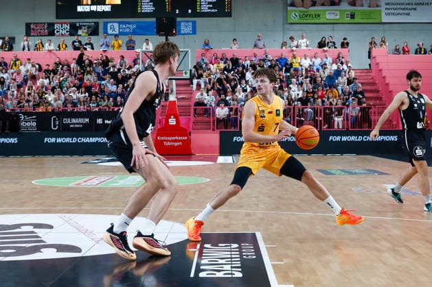 Jarne Juergens, Nuremberg Falcons, 21, and Lars Kamp, Tübingen Tigers, 07, , GER, Tübingen Tigers vs. Nuremberg Falcons, Basketball, ProA, Matchday 3, 2026–2027 season, October 4, 2026, GER, Tigers Tübingen vs. Nuremberg Falcons, Basketball, ProA, Matchday 3, 2026–2027 season, October 4, 2026, Tigers Tübingen Copyright: xEibner-Pressefoto KirstenxJaegerx