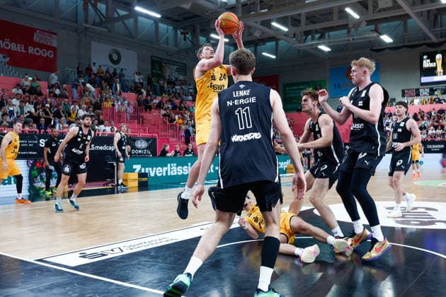 Creighton Bryan William Morisch, Tübingen Tigers, 24 on the jump, Lars Lenke Nuremberg Falcons, 11, Ty Allred Nuremberg Falcons, 10, Jarne Juergens Nuremberg Falcons, 21 GER, Tigers Tübingen vs. Nuremberg Falcons, Basketball, ProA, Matchday 3, 2026–2027 season, Oct. 4, 2026 GER, Tigers Tübingen vs. Nuremberg Falcons, Basketball, ProA, Matchday 3, 2026–2027 season, October 4, 2026, Tigers Tübingen Copyright: xEibner-Pressefoto KirstenxJaegerx