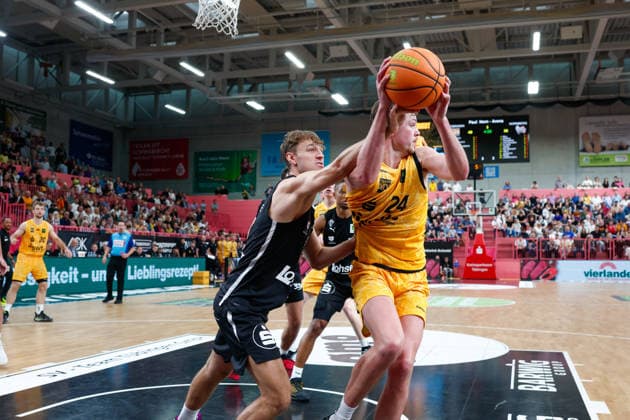 Christian Feneberg, Nuremberg Falcons, 07, and Creighton Bryan William Morisch, Tübingen Tigers, 24, GER, Tübingen Tigers vs. Nuremberg Falcons, Basketball, ProA, Matchday 3, 2026–2027 Season, October 4, 2026, GER, Tigers Tübingen vs. Nuremberg Falcons, Basketball, ProA, Matchday 3, 2026–2027 Season, October 4, 2026, Tigers Tübingen Copyright: xEibner-Pressefoto KirstenxJaegerx
