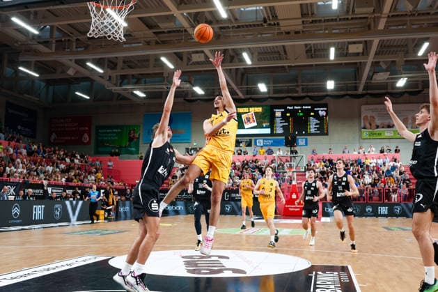 Christian Feneberg, Nuremberg Falcons, 07, and Nico Santana Mojica, Tübingen Tigers, 10, GER, Tübingen Tigers vs. Nuremberg Falcons, Basketball, ProA, Matchday 3, 2026–2027 season, October 4, 2026, GER, Tigers Tübingen vs. Nuremberg Falcons, Basketball, ProA, Matchday 3, 2026–2027 Season, October 4, 2026, Tigers Tübingen Copyright: xEibner-Pressefoto KirstenxJaegerx