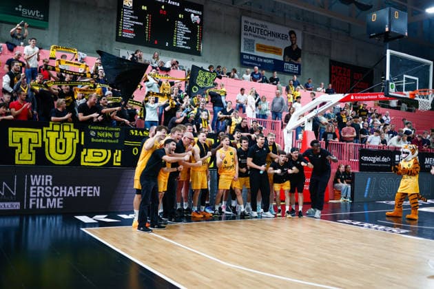 The victory photo in front of the fan section, GER, Tigers Tübingen vs. Nuremberg Falcons, basketball, ProA, Matchday 3, 2026–2027 season, October 4, 2026, GER, Tigers Tübingen vs. Nuremberg Falcons, Basketball, ProA, Matchday 3, 2026–2027 season, October 4, 2026, Tigers Tübingen Copyright: xEibner-Pressefoto KirstenxJaegerx