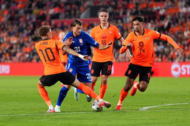 UEFA Nations League: The Netherlands v Serbia Eindhoven - Lazar Samardzic of Serbia duels for the ball with Joey Veerman of The Netherlands, Tijjani Reijnders of The Netherlands and Noa Lang of The Netherlands during the league phase matchday 4 competition round of the 2026 2027 UEFA Nations League season. The match is set between The Netherlands and Serbia at Philips Stadion on 4 October 2026 in Eindhoven, Netherlands. (Hero Images Yannick Verhoeven) Copyright: xYannickxVerhoevenx