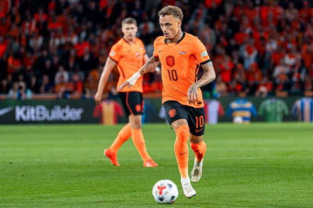 EINDHOVEN - Noa Lang of the Netherlands runs with the ball during the UEFA Nations League match between the Netherlands and Serbia at the Philips Stadium on October 4, 2026 in Eindhoven, the Netherlands. KEVIN SENDERS ANP UEFA Nations League 2026 27 xVIxANPxSportx xMarcelxterxBalsxIVx 571521104 originalFilename: 571521104.jpg