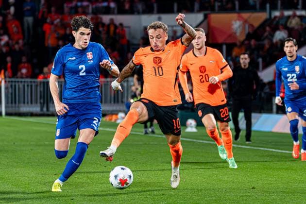 EINDHOVEN - Noa Lang of the Netherlands battles for possession with Kosta Nedeljkovic of Serbia during the UEFA Nations League match between the Netherlands and Serbia at the Philips Stadium on October 4, 2026, in Eindhoven, the Netherlands. KEVIN SENDERS ANP UEFA Nations League 2026 27 xVIxANPxSportx xMarcelxterxBalsxIVx 571521113 originalFilename: 571521113.jpg