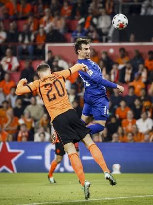 EINDHOVEN - (lr) Teun Koopmeiners of the Netherlands jumps for the ball and Mihajlo Cvetkovic of Serbia scores the 1-1 during the UEFA Nations League match between the Netherlands and Serbia at the Philips Stadium on October 4, 2026 in Eindhoven, the Netherlands. KOEN VAN WEEL ANP xVIxANPxSportx xxANPxIVx 571521079 originalFilename: 571521079