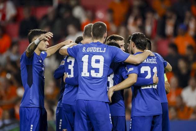 EINDHOVEN - (lr) Aleksandar Stankovic of Serbia, Strahinja Pavlovic of Serbia, Stefan Gudelj of Serbia, Mihajlo Cvetkovic of Serbia, and Lazar Samardzic of Serbia celebrate Mihajlo Cvetkovic of Serbia s 1-1 equalizer during the UEFA Nations League match between the Netherlands and Serbia at the Philips Stadium on October 4, 2026, in Eindhoven, the Netherlands. KOEN VAN WEEL ANP xVIxANPxSportx xxANPxIVx 571521168 originalFilename: 571521168