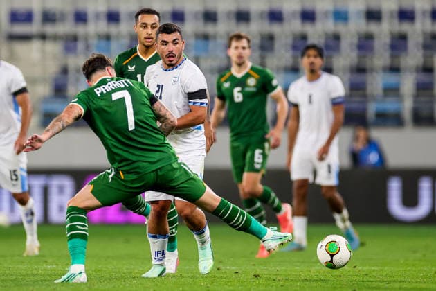 UEFA Nations League Group Stage, TSC Arena, BaÄka Topola, Serbia 4 10 2026 Republic of Ireland vs Israel Israel s Ethane Azoulay comes up against Ireland s Troy Parrott Ethane Azoulay comes up against Troy Parrott 4 10 2026  Copyright: xx RB1_1439