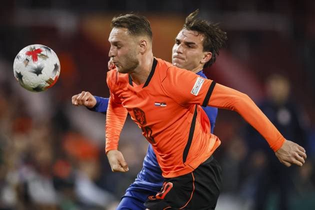 EINDHOVEN - (lr) Teun Koopmeiners of the Netherlands and Mihajlo Cvetkovic of Serbia during the UEFA Nations League match between the Netherlands and Serbia at the Philips Stadium on October 4, 2026 in Eindhoven, the Netherlands. KOEN VAN WEEL ANP xVIxANPxSportx xxANPxIVx 571522142 originalFilename: 571522142