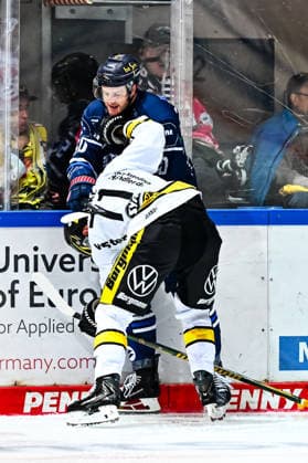 Peter Spornberger (Iserlohn Roosters, 50) in a battle with Yannick Proske (Krefeld Pinguine, 71), GER, Iserlohn Roosters vs. Krefeld Pinguine, Ice Hockey, Penny DEL, Matchday 6, 2026–2027 season, October 4, 2026, GER, Iserlohn Roosters vs. Krefeld Pinguine, Ice Hockey, Penny DEL, Matchday 6, 2026–2027 season, October 4, 2026, Iserlohn Copyright: xJonasxBrockmann Eibner-Pressefotox EP_JBN