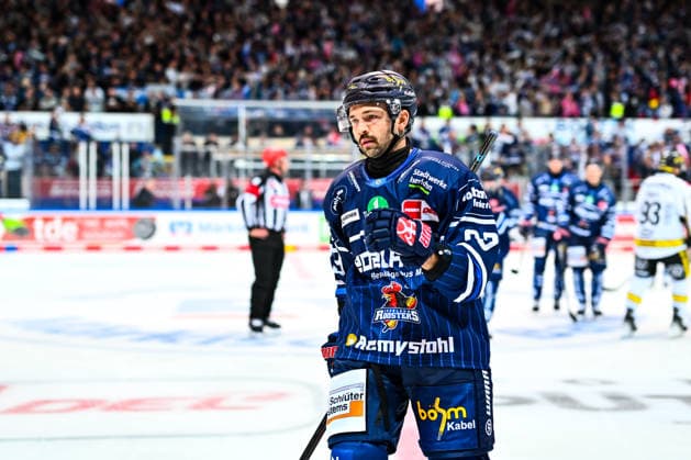 Goal celebration, cheers, joy from goal scorer Peter Quennville, Iserlohn Roosters, 89, GER, Iserlohn Roosters vs. Krefeld Pinguine, ice hockey, Penny DEL, Matchday 6, 2026–2027 season, October 4, 2026, GER, Iserlohn Roosters vs. Krefeld Pinguine, Ice Hockey, Penny DEL, Matchday 6, 2026–2027 Season, October 4, 2026, Iserlohn Copyright: xJonasxBrockmann Eibner-Pressefotox EP_JBN