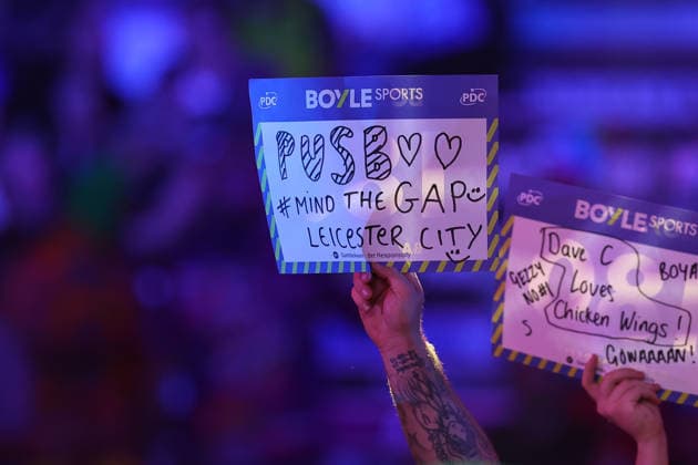2026 BOYLE Sports World Grand Prix Fans hold up signs supporting Coventry City during the 2026 Boyle Sports World Grand Prix Final at Mattioli Arena, Leicester, United Kingdom on 4 October 2026 Credit: Ryan Crockett Every Second Media Editorial use only. All images are copyright Every Second Media Limited. No images may be reproduced without prior permission. Copyright: xIMAGO EveryxSecondxMediax ESM-2198-0033 RyanxCrockettx xEveryxSecondxMediax