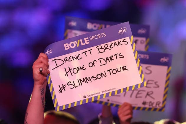 2026 BOYLE Sports World Grand Prix Fans hold up signs during the 2026 Boyle Sports World Grand Prix Final at Mattioli Arena, Leicester, United Kingdom on 4 October 2026 Credit: Ryan Crockett Every Second Media Editorial use only. All images are copyright Every Second Media Limited. No images may be reproduced without prior permission. Copyright: xIMAGO EveryxSecondxMediax ESM-2198-0034 RyanxCrockettx xEveryxSecondxMediax