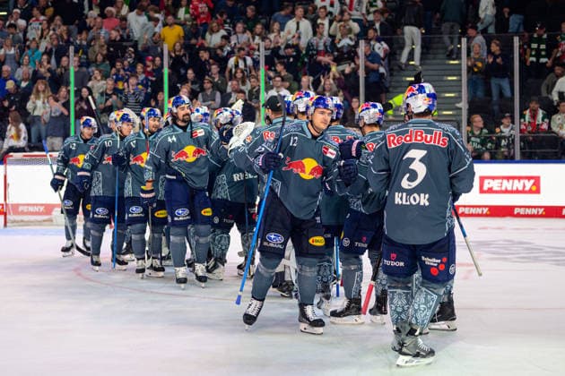 Hockey, DEL, 20261004, EHC Red Bull Munich vs. Augsburg Panthers. Pictured: Munich s victory celebration at SAP Garden, Bavaria, Germany Copyright: Passion2Press MarkusxFischerx