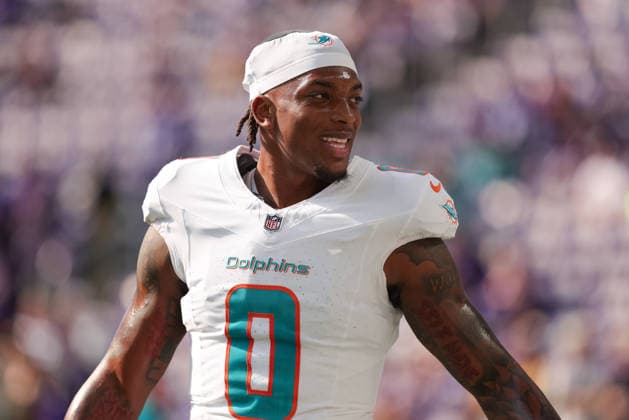 MINNEAPOLIS, MN - OCTOBER 04: Miami Dolphins running back Ollie Gordon II (0) looks on before the NFL, American Football Herren, USA game between the Miami Dolphins and the Minnesota Vikings on October 4th, 2026, at U.S. Bank Stadium in Minneapolis, MN. (Photo by Bailey Hillesheim Icon Sportswire) NFL: OCT 04 Dolphins at Vikings EDITORIAL USE ONLY Icon20261004004