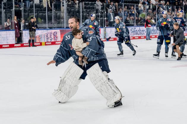 Mathias Niederberger, goalie for EHC Red Bull Munich, 35, celebrates the victory with the youth team in front of the fan section. GER, EHC Red Bull Munich vs. Augsburger Panther, DEL, 2026–2027 season, Matchday 6, October 4, 2026. Photo: HMB Media, Heike Feiner Copyright: HMBxMedia HeikexFeiner