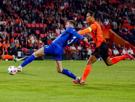 EINDHOVEN - Strahinja Pavlovic of Serbia battles for possession with Virgil van Dijk of the Netherlands during the UEFA Nations League match between the Netherlands and Serbia at the Philips Stadium on 04 October 2026 in Eindhoven, the Netherlands. MARCEL TER BALS ANP UEFA Nations League 2026 27 xVIxANPxSportx xMarcelxterxBalsxIVx 571524279 originalFilename: 571524279.jpg
