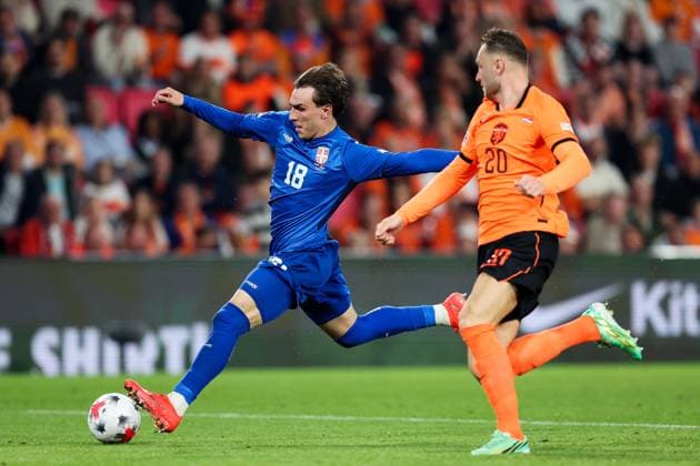 EINDHOVEN - (lr) Mihajlo CvetkoviÄ‡ of Serbia, Teun Koopmeiners of the Netherlands during the UEFA Nations League match between the Netherlands and Serbia at the Philips Stadium on 4 October 2026 in Eindhoven, the Netherlands. SONNY LENSEN ANP xVIxANPxSportx xxANPxIVx 571524145 originalFilename: 571524145.jpg