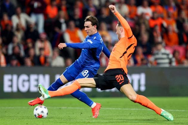 EINDHOVEN - (lr) Mihajlo CvetkoviÄ‡ of Serbia, Teun Koopmeiners of the Netherlands during the UEFA Nations League match between the Netherlands and Serbia at the Philips Stadium on 4 October 2026 in Eindhoven, the Netherlands. SONNY LENSEN ANP xVIxANPxSportx xxANPxIVx 571524155 originalFilename: 571524155