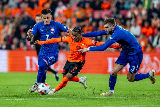 EINDHOVEN l Serbia midfielder Aleksandar Stankovic, Netherlands forward Crysencio Summerville, and Serbia defender Strahinja Pavlovic during the UEFA Nations League match between the Netherlands and Serbia at Philips Stadion on October 4, 2026, in Eindhoven, Netherlands. Photo by DeFodi Images