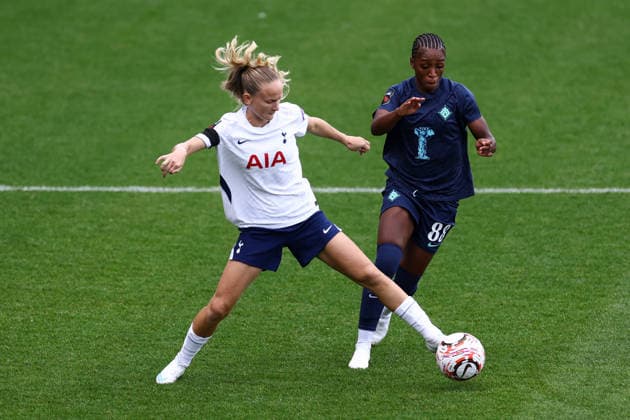 Tottenham Hotspur gegen London City Lionesses, 4. Oktober 2026, London Women’s Super League: Tottenham Hotspur gegen London City Lionesses. Matilda Vinberg von Tottenham Hotspur und Grace Geyoro von den London City Lionesses. Foto: Jacques Feeney. Abseits. London, Großbritannien  Copyright: xJacquesxFeeneyx xOffsidexOffside
