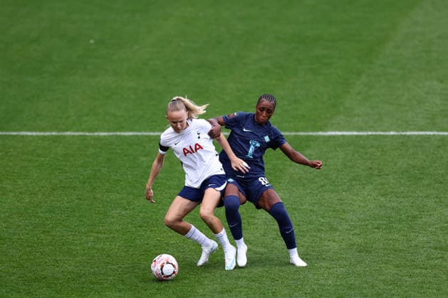 Tottenham Hotspur gegen London City Lionesses, 4. Oktober 2026, London Women’s Super League: Tottenham Hotspur gegen London City Lionesses. Matilda Vinberg von Tottenham Hotspur und Grace Geyoro von den London City Lionesses. Foto: Jacques Feeney. Abseits. London, Großbritannien  Copyright: xJacquesxFeeneyx xOffsidexOffside