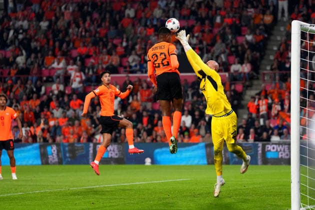 UEFA Nations League: The Netherlands v Serbia Eindhoven - Denzel Dumfries of The Netherlands in action with Goalkeeper Vanja Milinkovic-Savic of Serbia during the league phase matchday 4 competition round of the 2026 2027 UEFA Nations League season. The match is set between The Netherlands and Serbia at Philips Stadion on 4 October 2026 in Eindhoven, Netherlands. (Hero Images Yannick Verhoeven) Copyright: xYannickxVerhoevenx