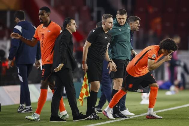 EINDHOVEN - (lr) Ryan Gravenberch of the Netherlands leaves the field, Netherlands coach Xavi Hernandez and Gjivai Zechiël of the Netherlands enter the field during a substitution during the UEFA Nations League match between the Netherlands and Serbia at the Philips Stadium on October 4, 2026 in Eindhoven, the Netherlands. KOEN VAN WEEL ANP xVIxANPxSportx xxANPxIVx 571526025 originalFilename: 571526025