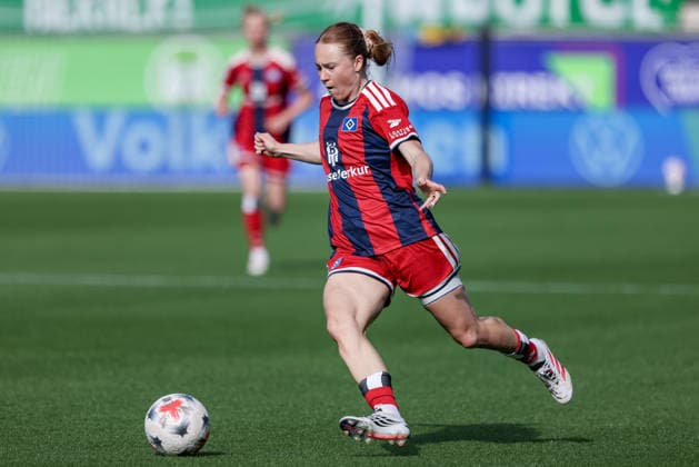 Carla Morich, Hamburger SV (HSV), 10 on the ball, single frame, full-body, action, game scene, DFB REGULATIONS PROHIBIT ANY USE OF PHOTOGRAPHS AS SEQUENCE IMAGES AND OR VIDEO-LIKE PHOTO SERIES DFB REGULATIONS PROHIBIT ANY USE OF PHOTOGRAPHS AS IMAGE SEQUENCES AND OR QUASI-VIDEO, October 4, 2026, Wolfsburg, Germany, Soccer, Google Pixel Women’s Bundesliga, VfL Wolfsburg vs. Hamburger SV xobx