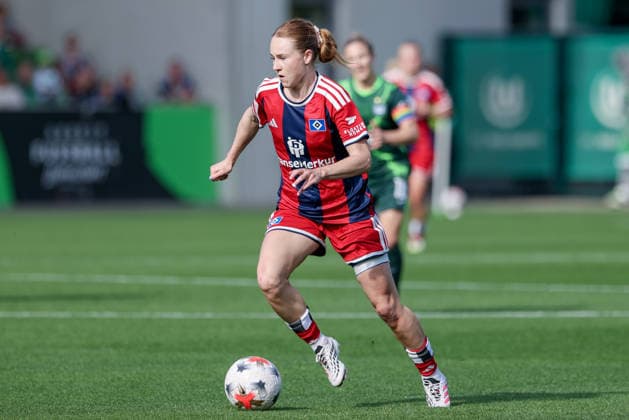 Carla Morich, Hamburger SV (HSV), 10 on the ball, single frame, full-body, action, game scene, DFB REGULATIONS PROHIBIT ANY USE OF PHOTOGRAPHS AS SEQUENCE IMAGES AND OR VIDEO-LIKE PHOTO SERIES DFB REGULATIONS PROHIBIT ANY USE OF PHOTOGRAPHS AS IMAGE SEQUENCES AND OR QUASI-VIDEO, October 4, 2026, Wolfsburg, Germany, Soccer, Google Pixel Women’s Bundesliga, VfL Wolfsburg vs. Hamburger SV xobx